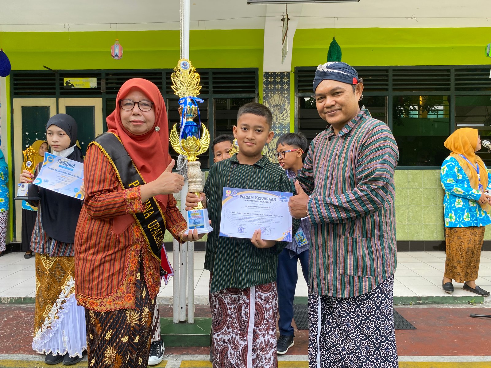 Penyerahan Trofi Juara I Music Performance Kejurkot 2025 oleh SD Muhammadiyah Bausasran